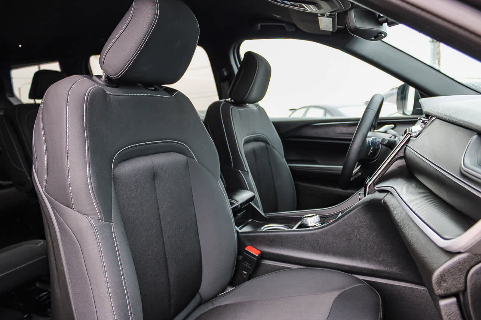 Used 2025 Jeep Grand Cherokee L Laredo image 16