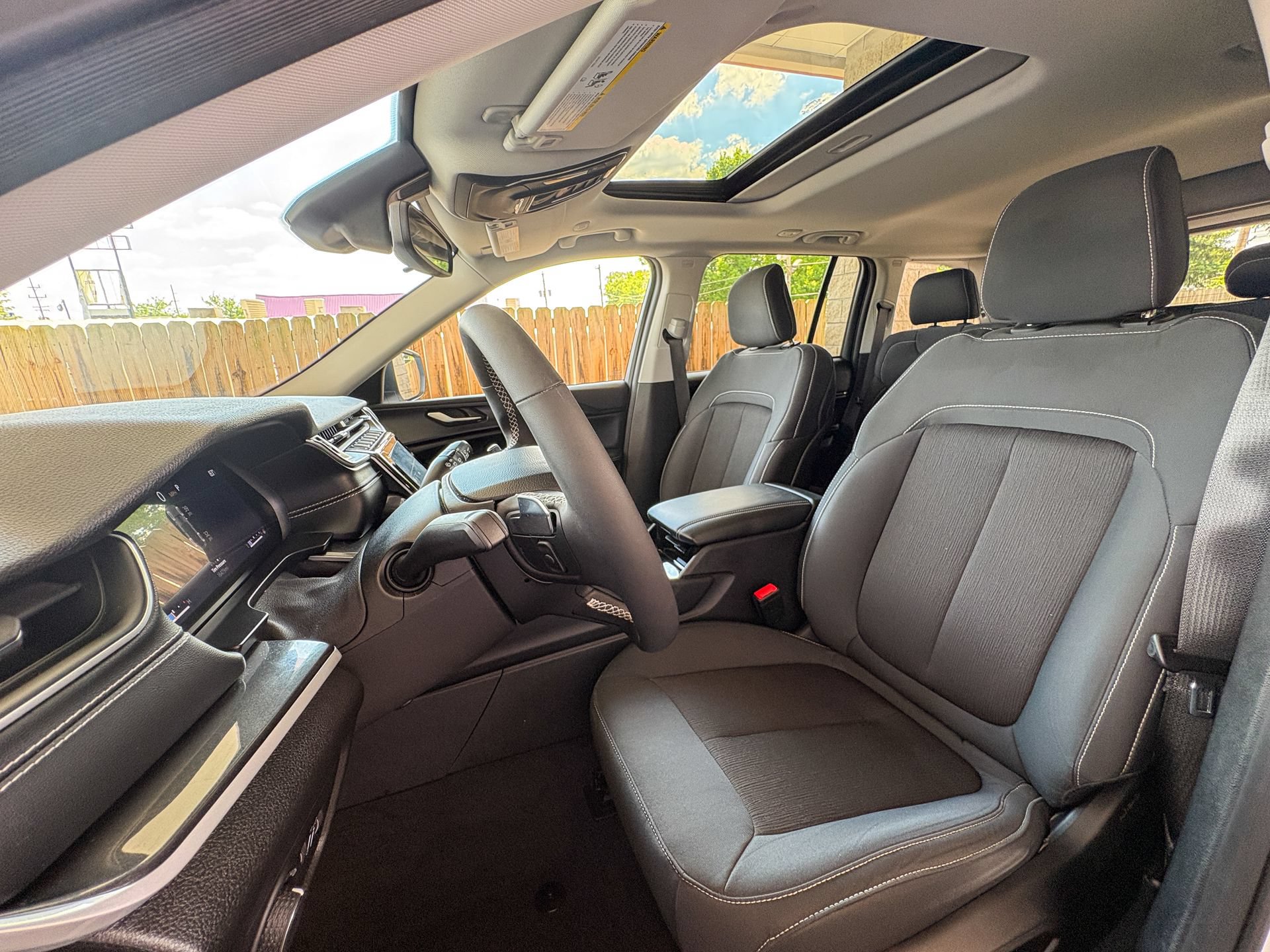 Used 2023 Jeep Grand Cherokee Laredo w/ Luxury Tech Group I AWD/4WD image 21