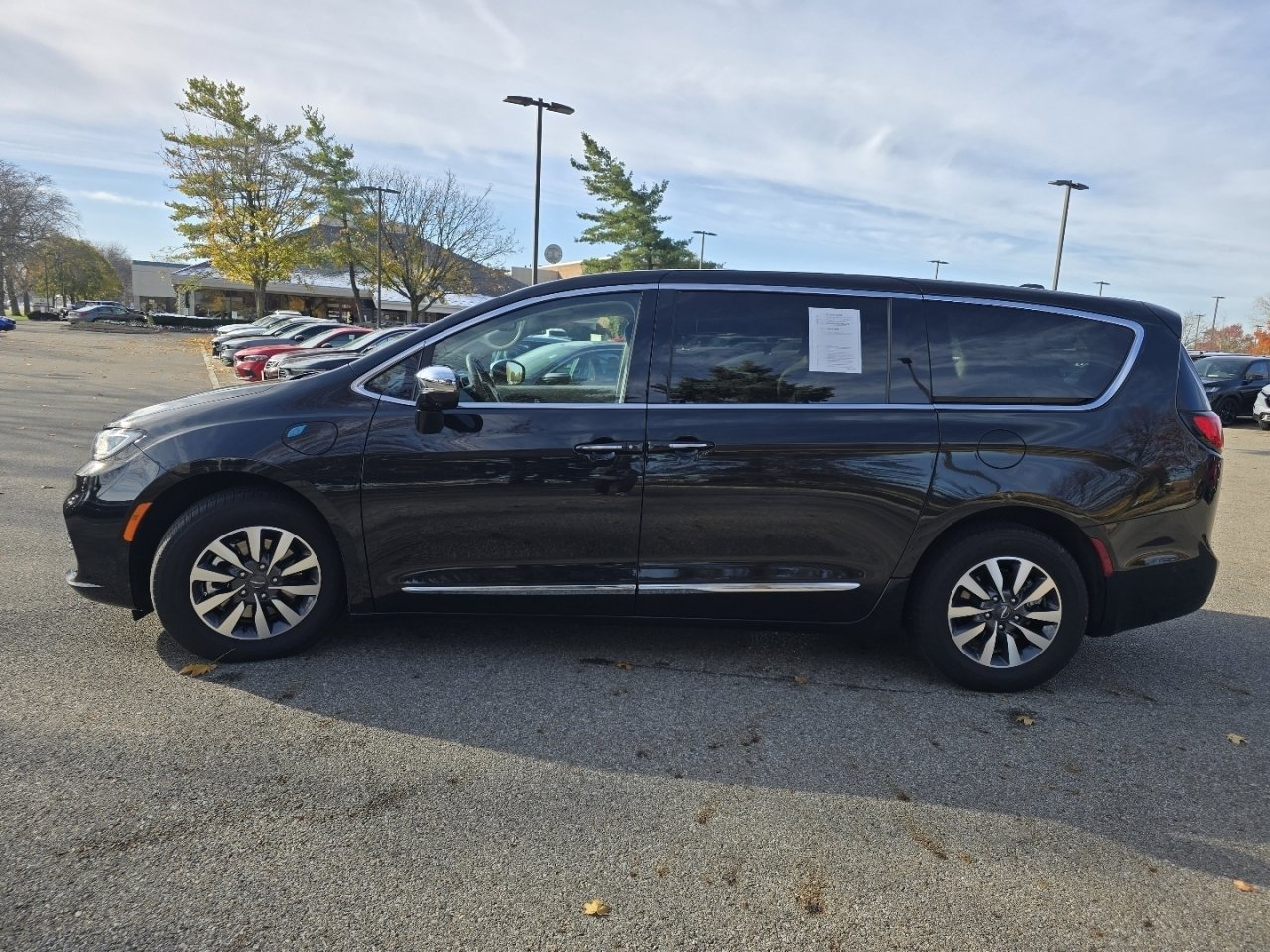 Used 2022 Chrysler Pacifica Limited w/ Uconnect Theater Family Group image 19