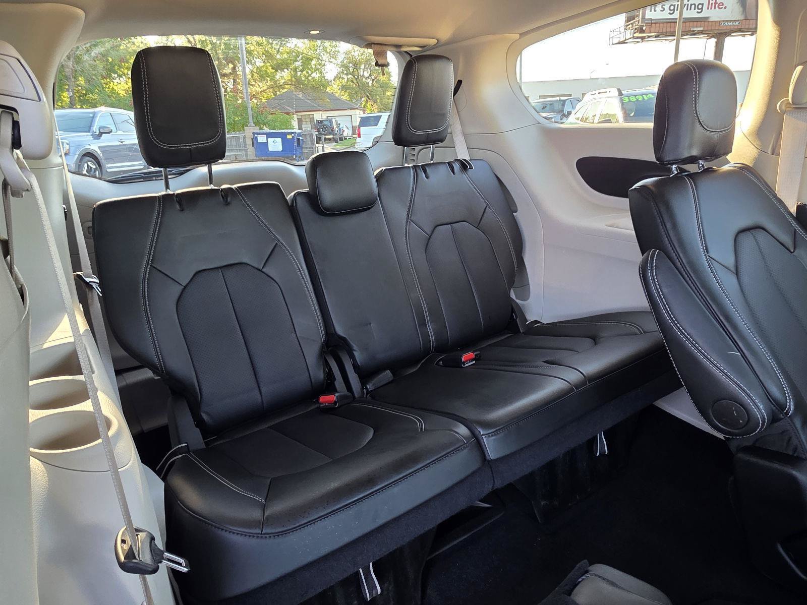 Used 2024 Chrysler Pacifica Touring-L FWD image 29