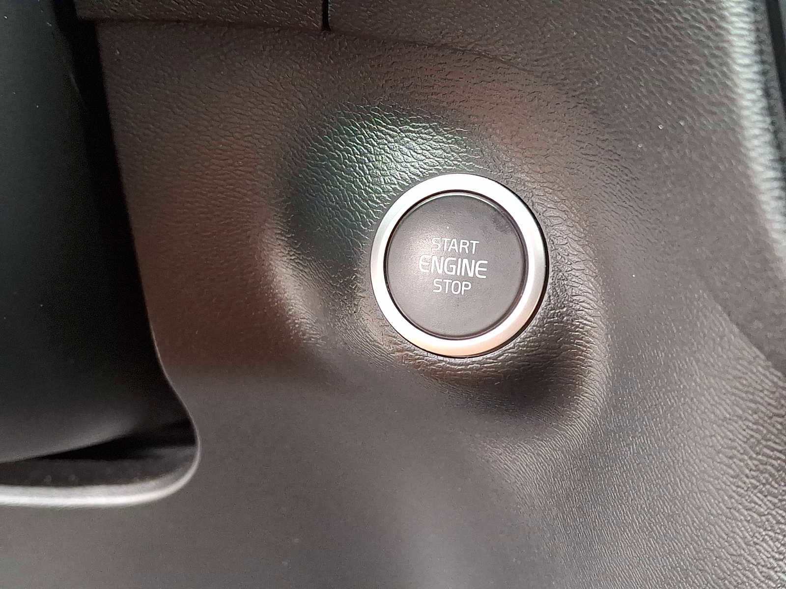 Used 2020 Volvo XC40 T5 Momentum image 24