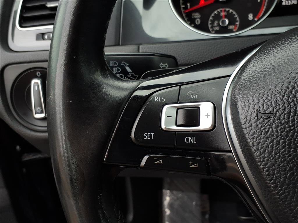 Used 2018 Volkswagen Golf S image 32