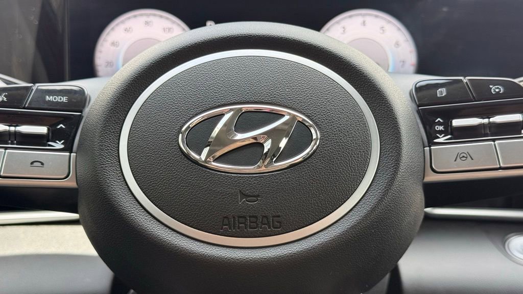 Used 2023 Hyundai Elantra Limited image 18