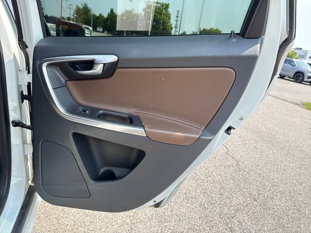 Used 2015 Volvo XC60 T6 w/ Proximity Package AWD/4WD image 16