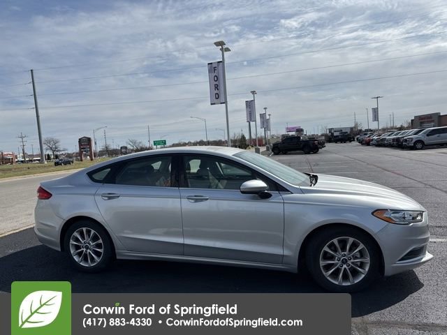 Used 2017 Ford Fusion SE image 4