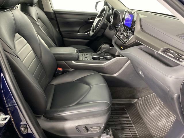 Used 2024 Toyota Highlander XLE AWD/4WD image 11