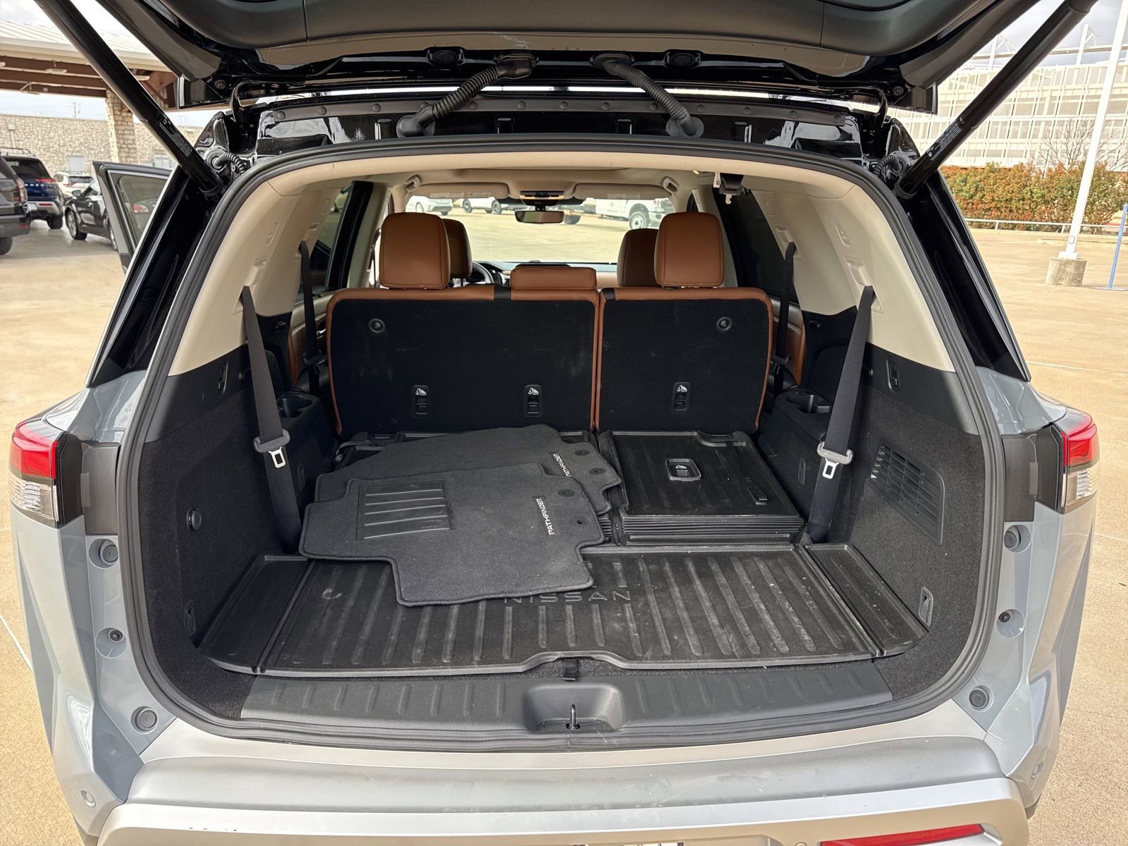 Used 2024 Nissan Pathfinder Platinum w/ Cargo Package image 25