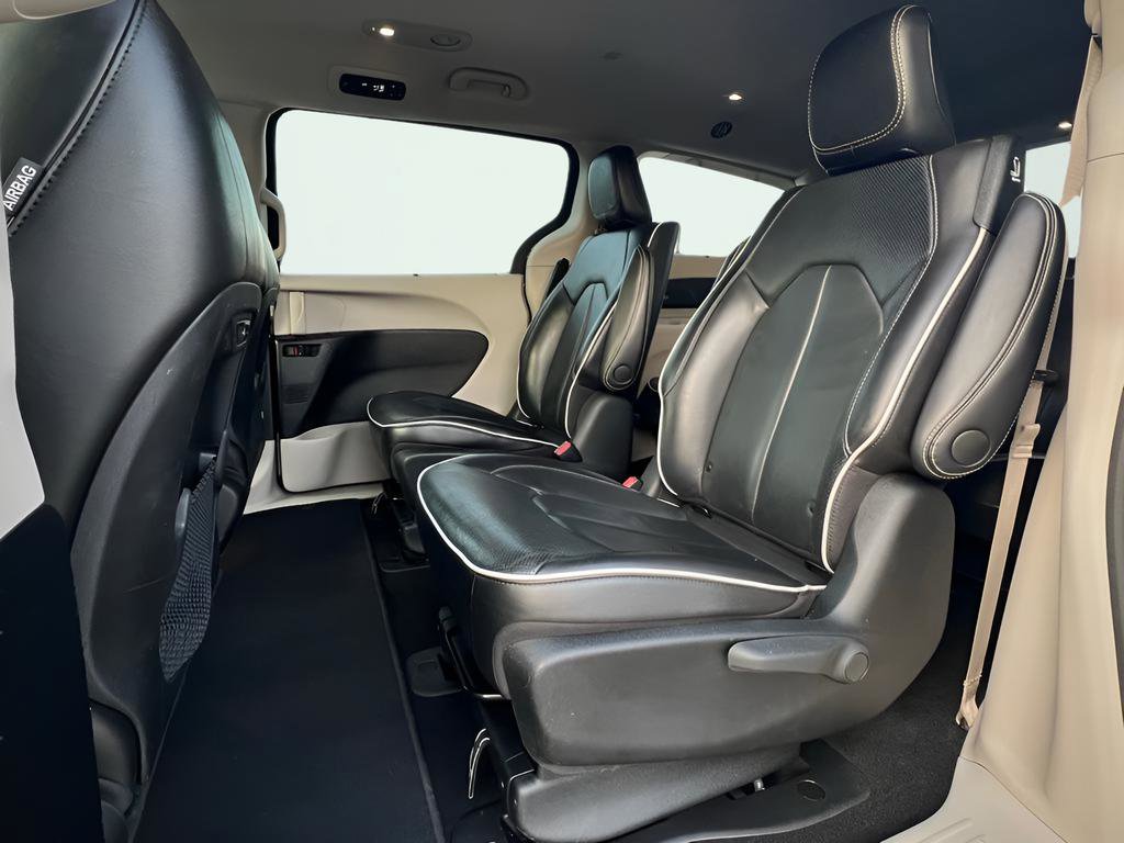 Used 2021 Chrysler Pacifica Limited image 24