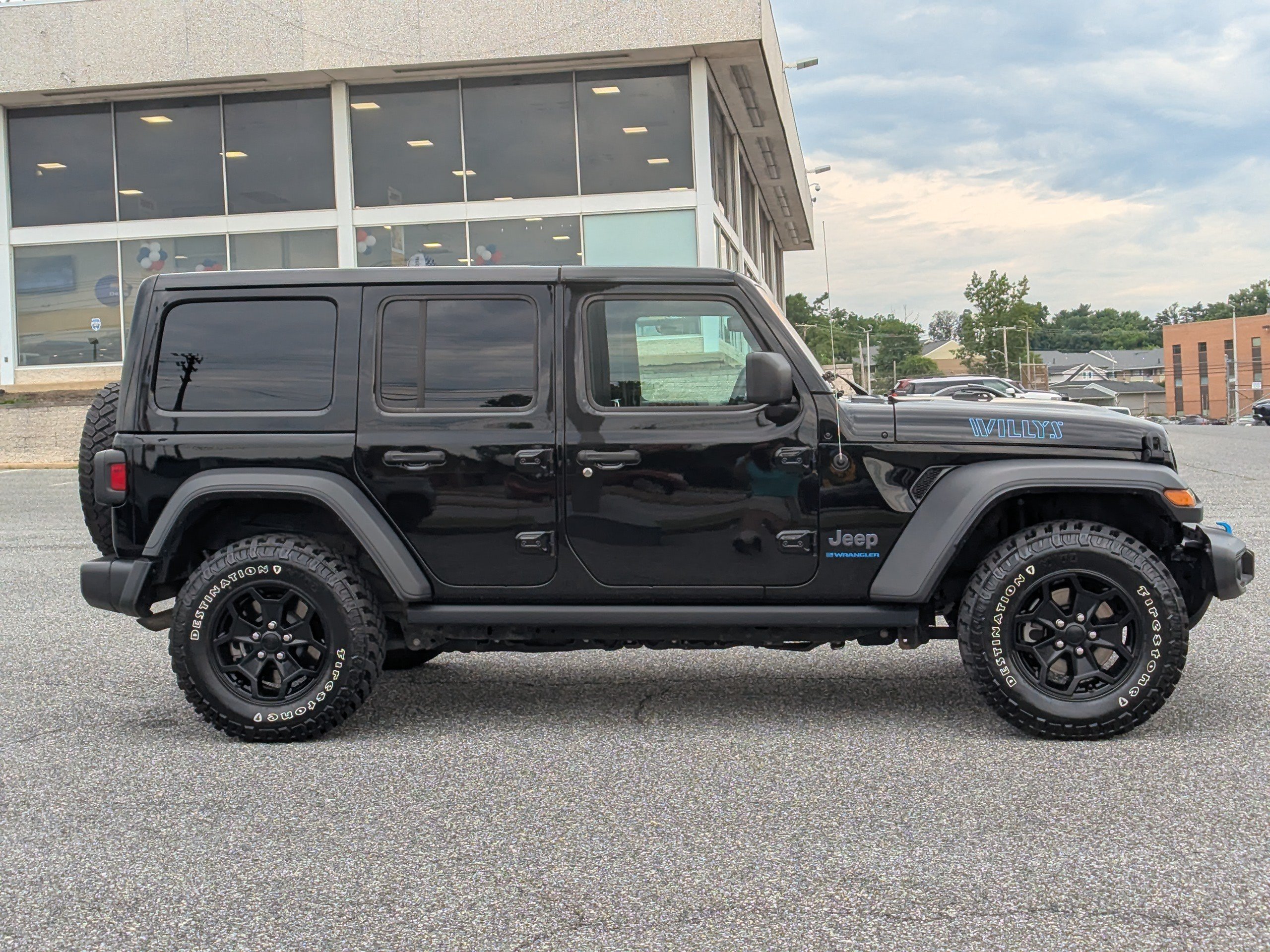 Used 2023 Jeep Wrangler Unlimited w/ Cold Weather Group AWD/4WD image 10