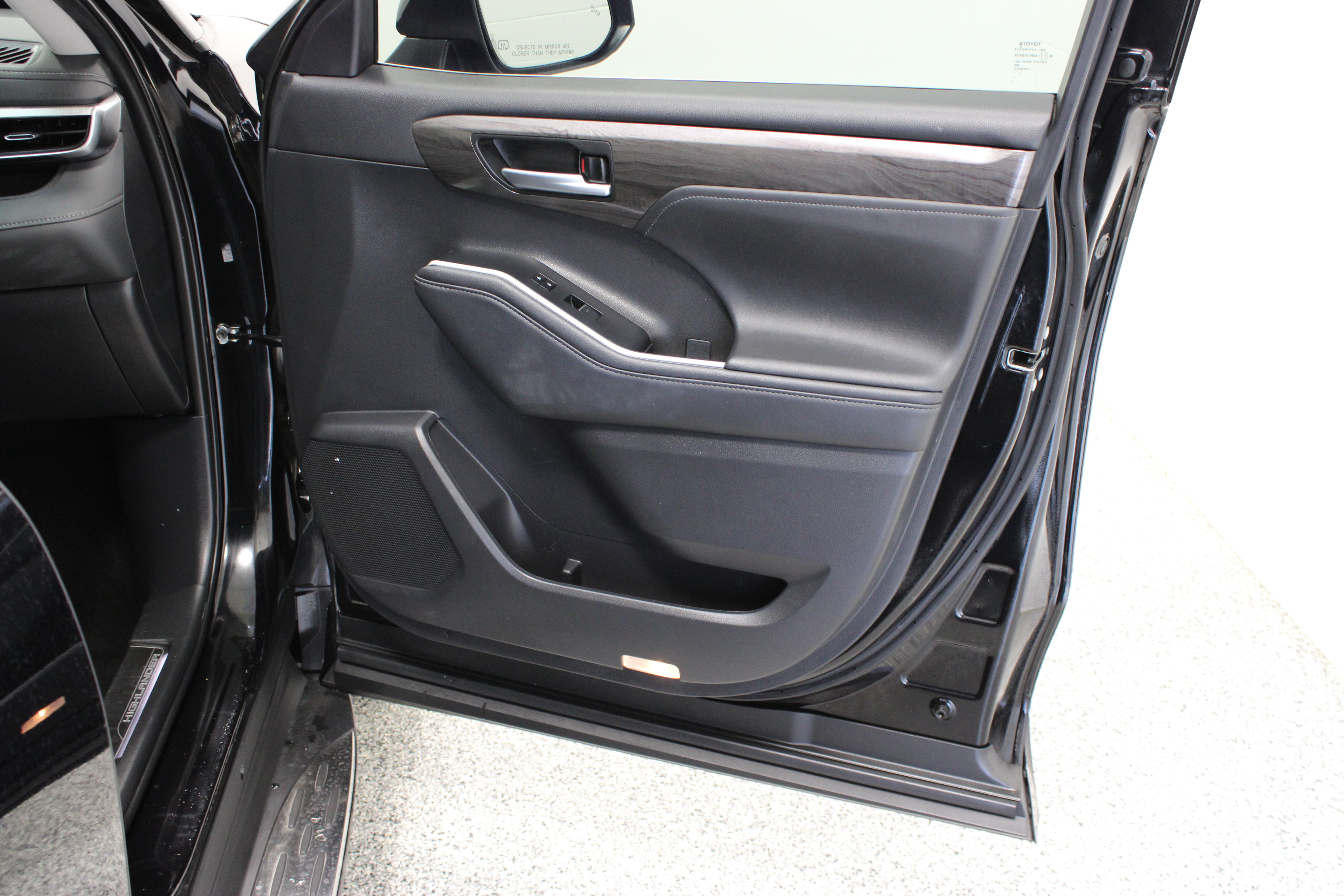 Used 2024 Toyota Highlander Platinum FWD image 39