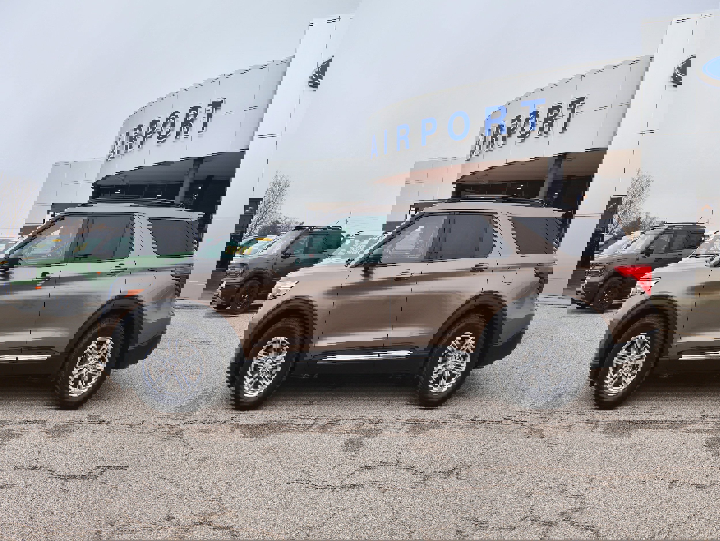 Used 2021 Ford Explorer XLT w/ Equipment Group 202A image 2