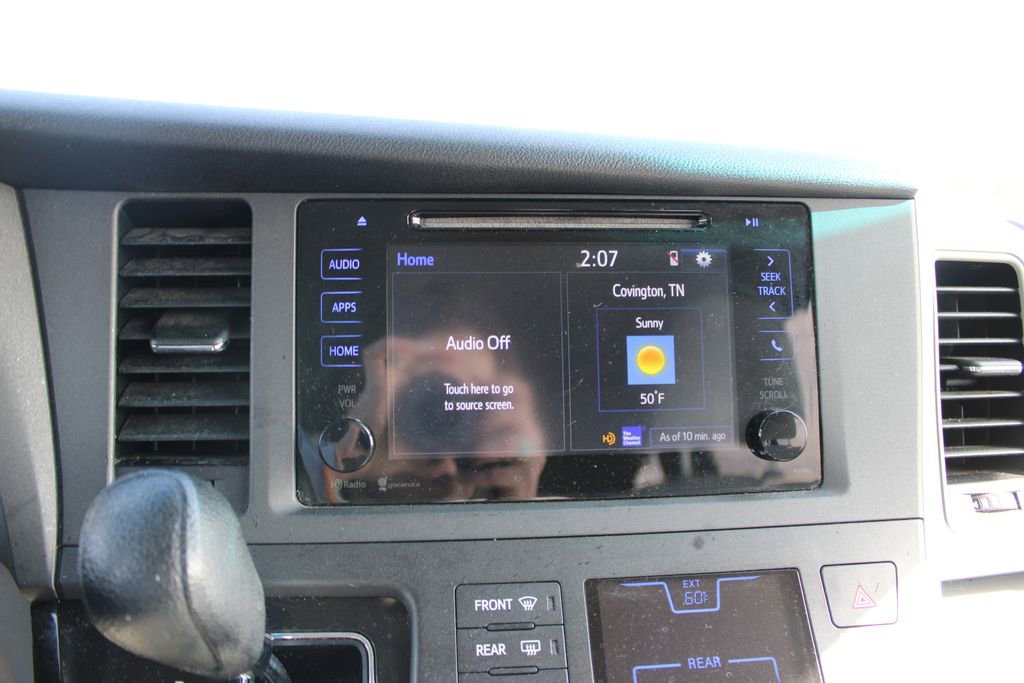 Used 2015 Toyota Sienna LE image 41