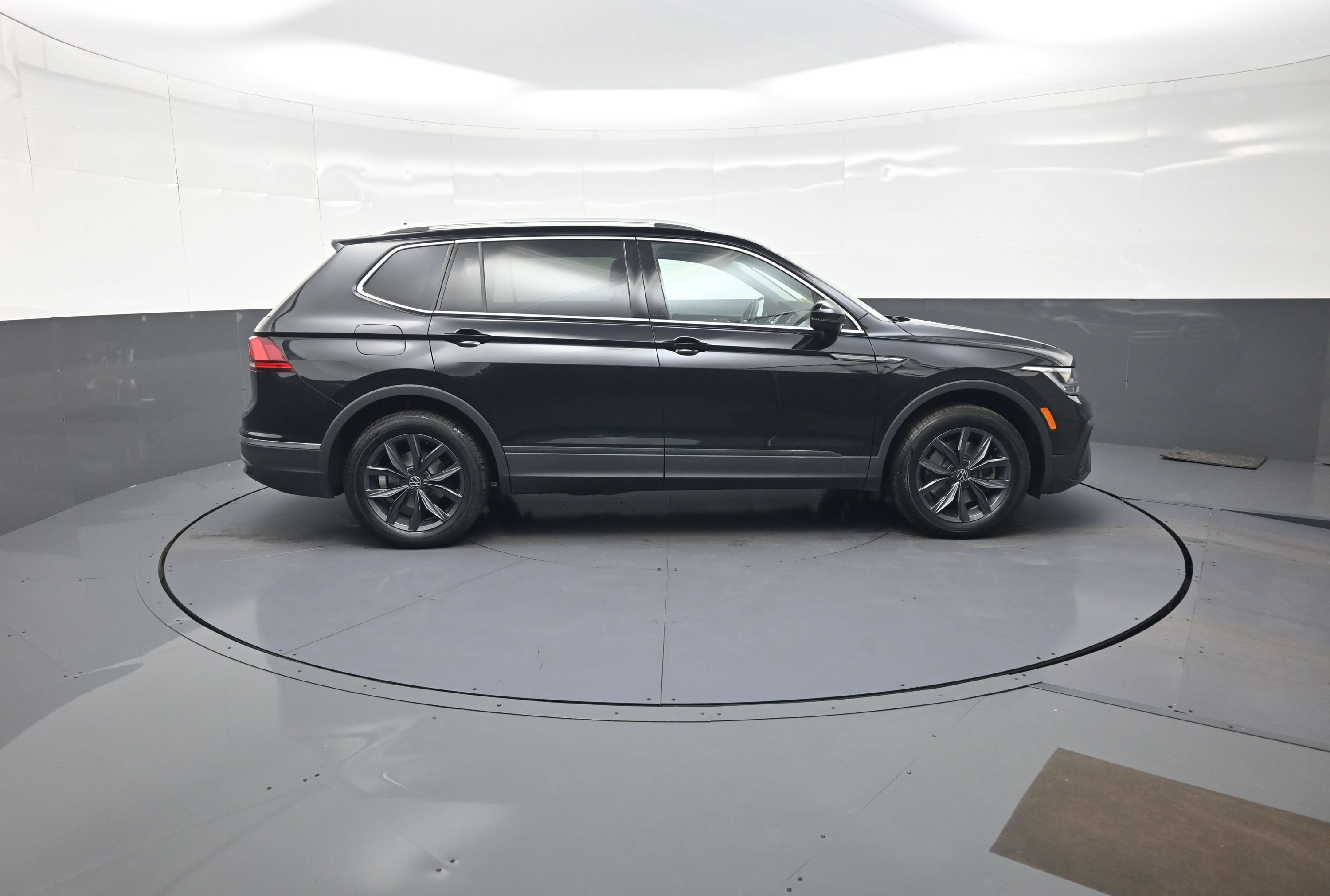Used 2023 Volkswagen Tiguan SE w/ Panoramic Sunroof Package AWD/4WD image 2