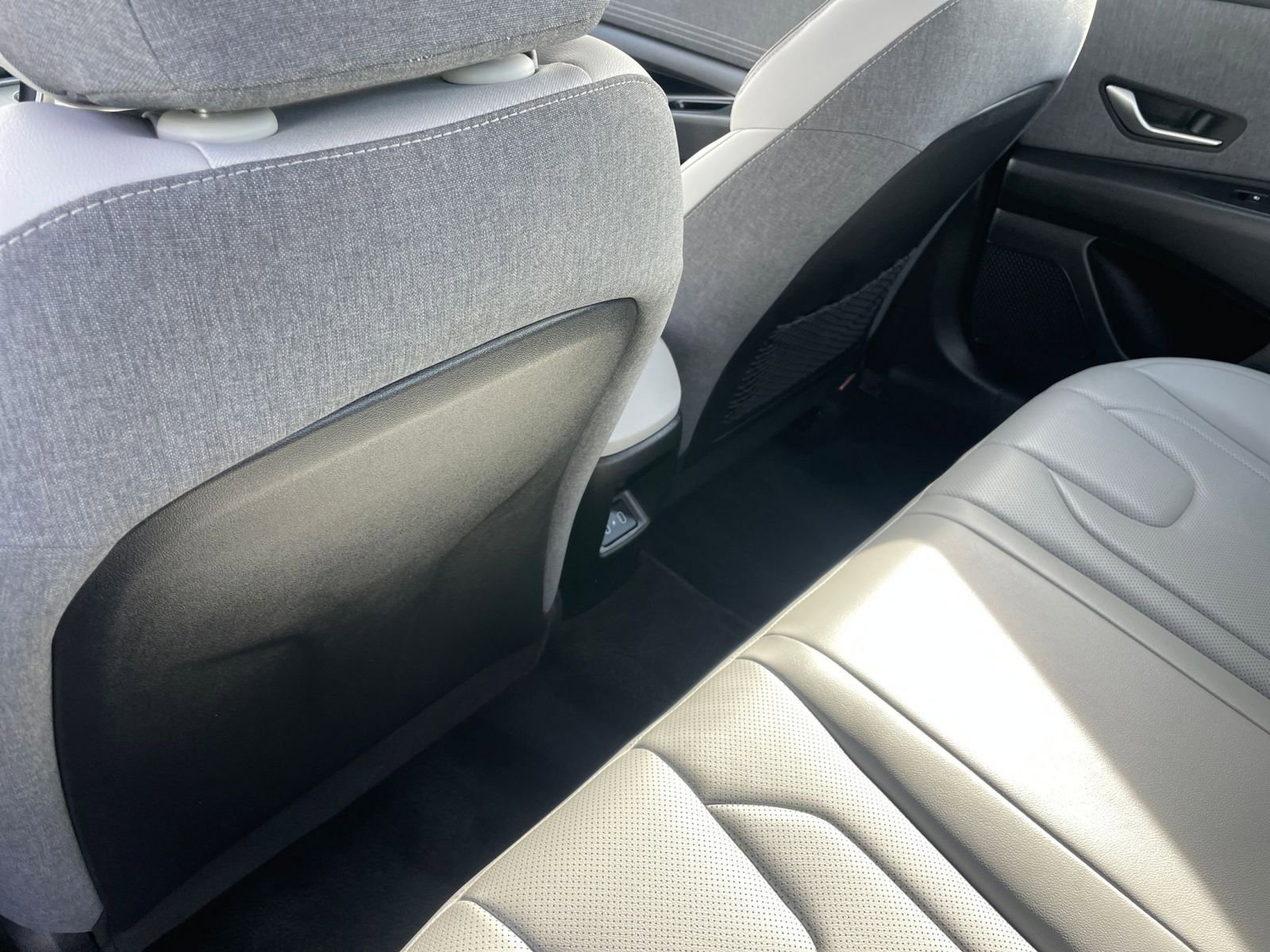 Used 2025 Hyundai Elantra Limited image 24