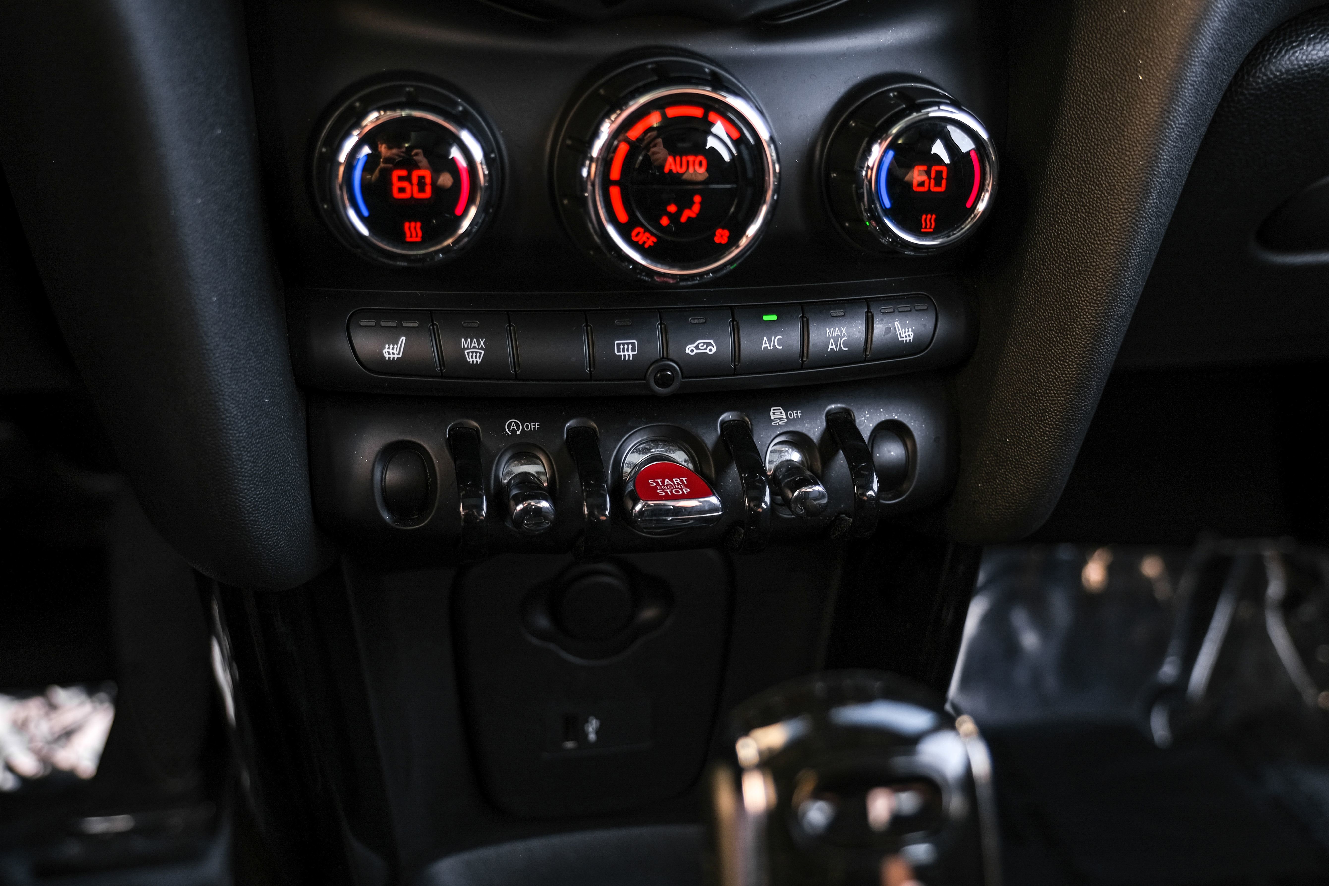 Used 2022 MINI Cooper 4-Door Hardtop w/ Signature Upholstery Package image 26