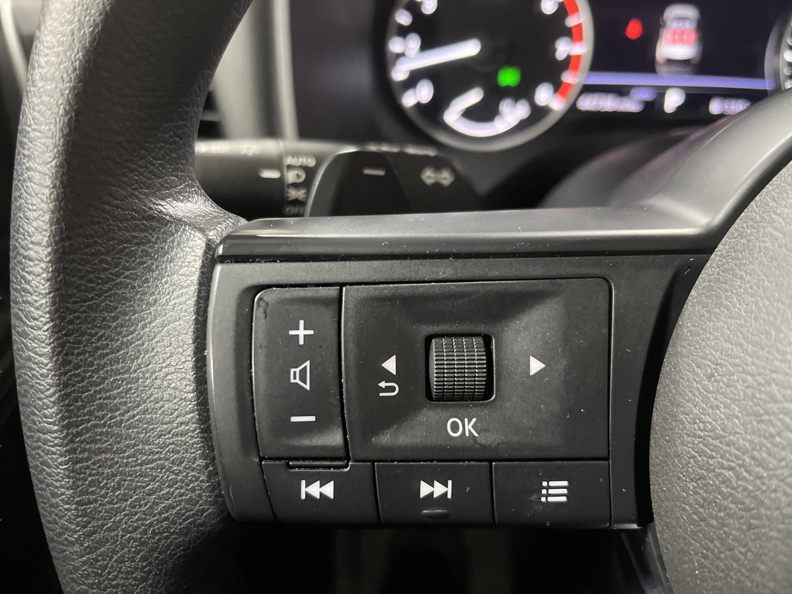 Used 2024 Nissan Rogue SV image 14