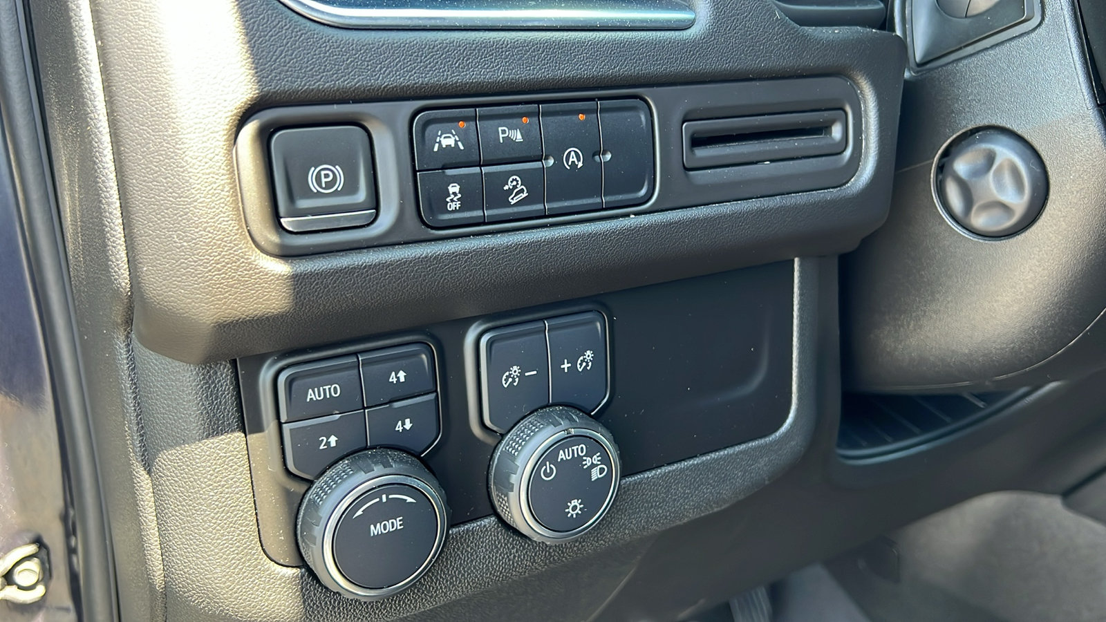 Certified 2023 Chevrolet Suburban Premier AWD/4WD image 34