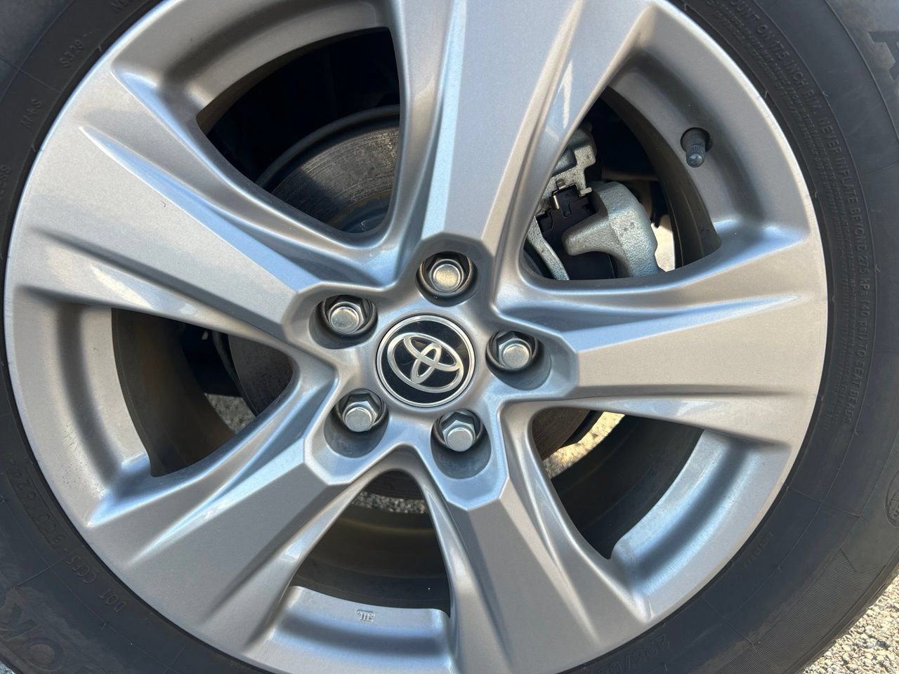 Used 2022 Toyota RAV4 LE AWD/4WD image 16