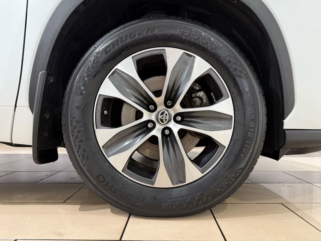 Certified 2022 Toyota Highlander XLE image 9