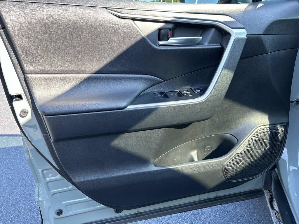 Used 2021 Toyota RAV4 XLE w/ Convenience Package FWD image 21
