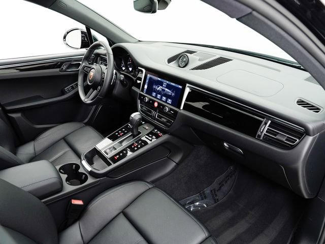 Certified 2025 Porsche Macan AWD/4WD image 27