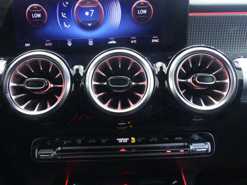Used 2022 Mercedes-Benz GLB 250 4MATIC w/ Premium Package Lite image 15