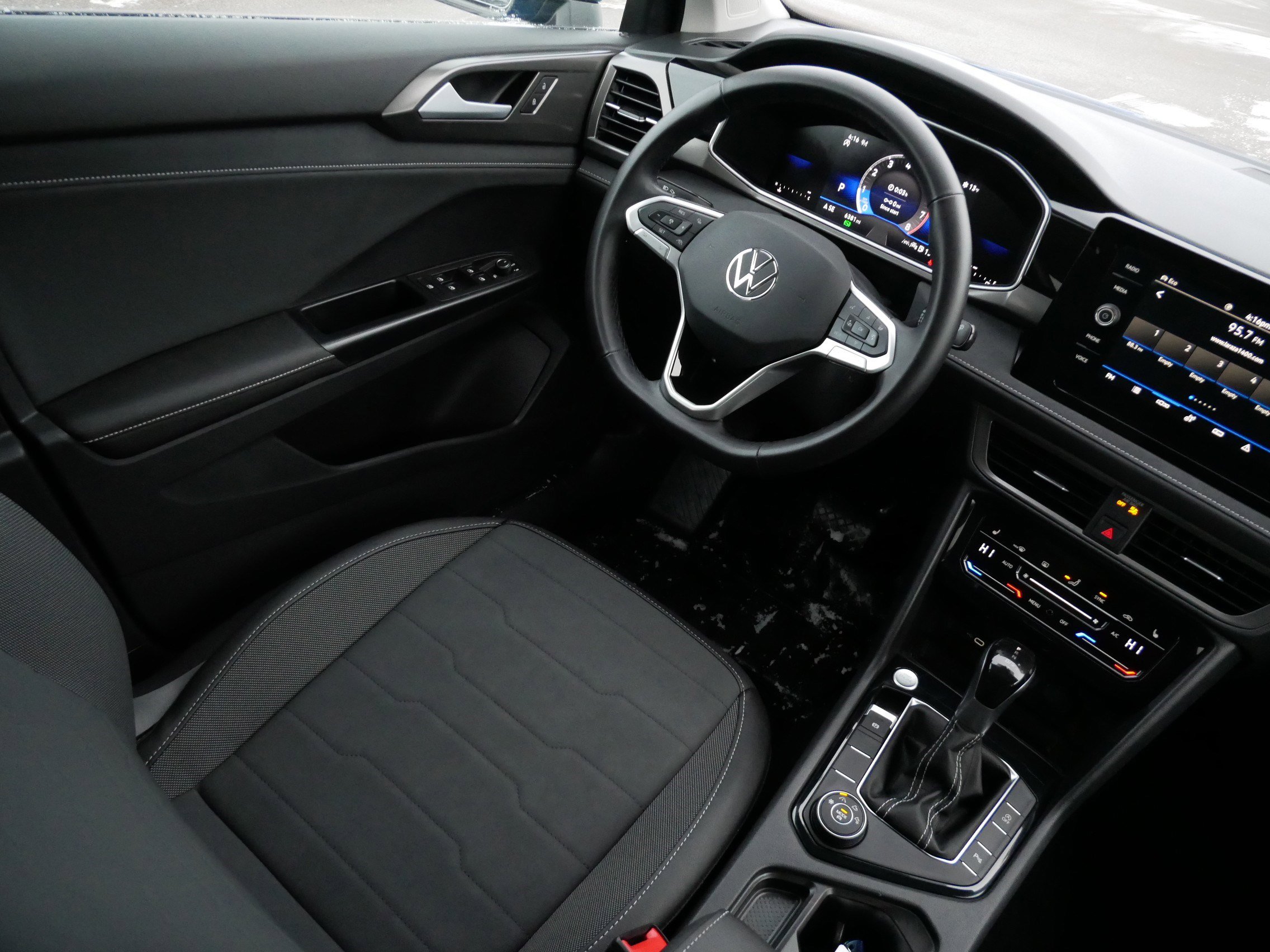 Certified 2025 Volkswagen Taos SE image 9