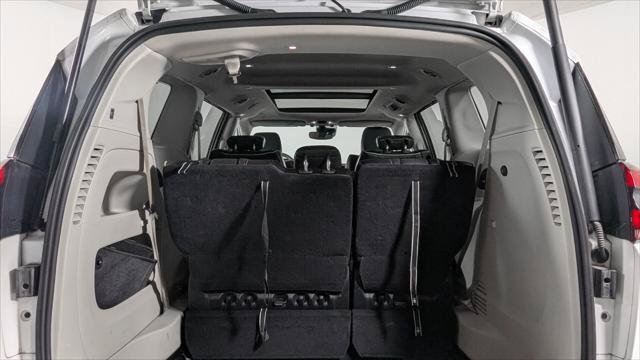 Used 2023 Chrysler Pacifica Limited FWD image 19