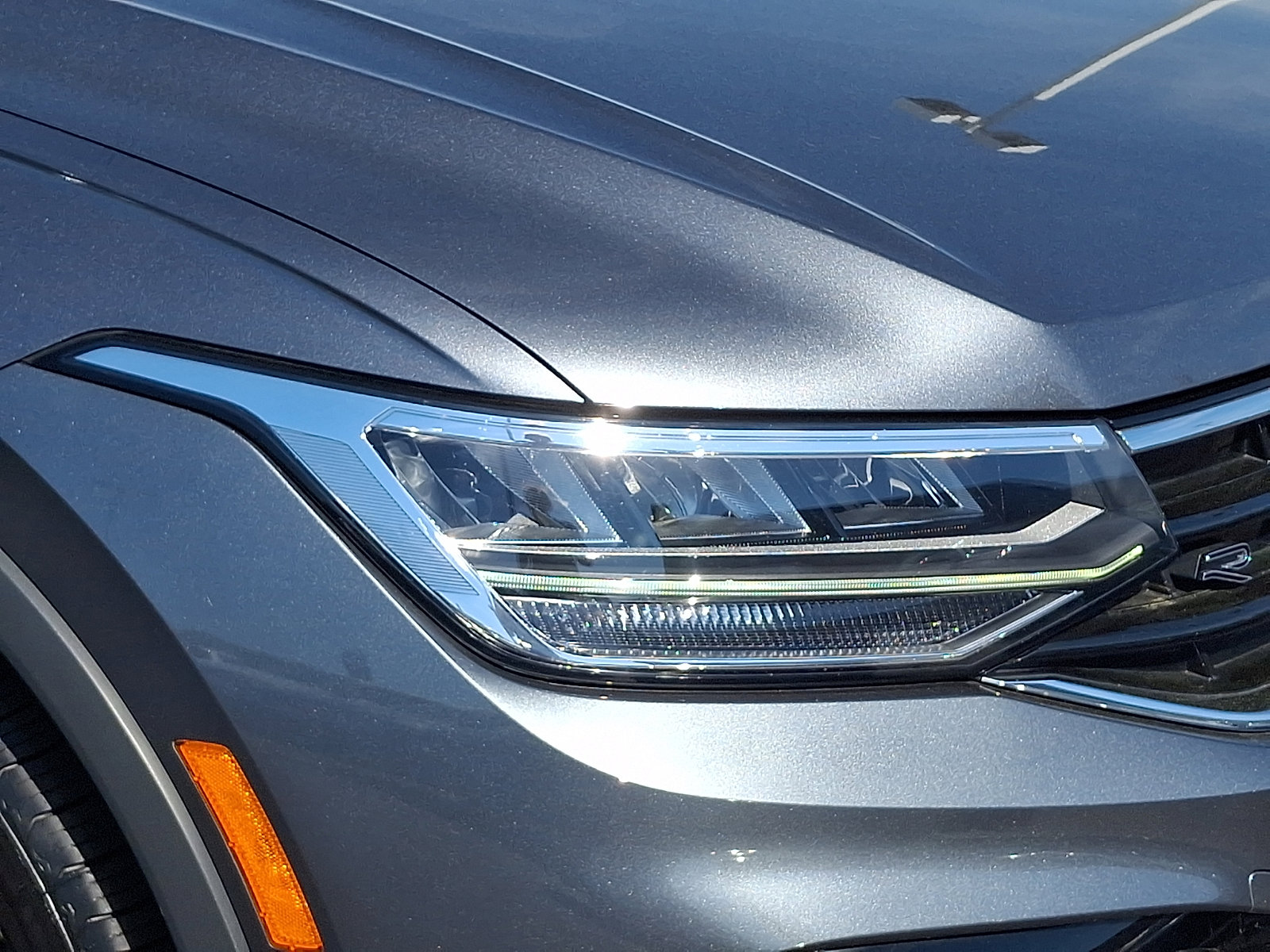 Certified 2022 Volkswagen Tiguan SE R-Line image 9