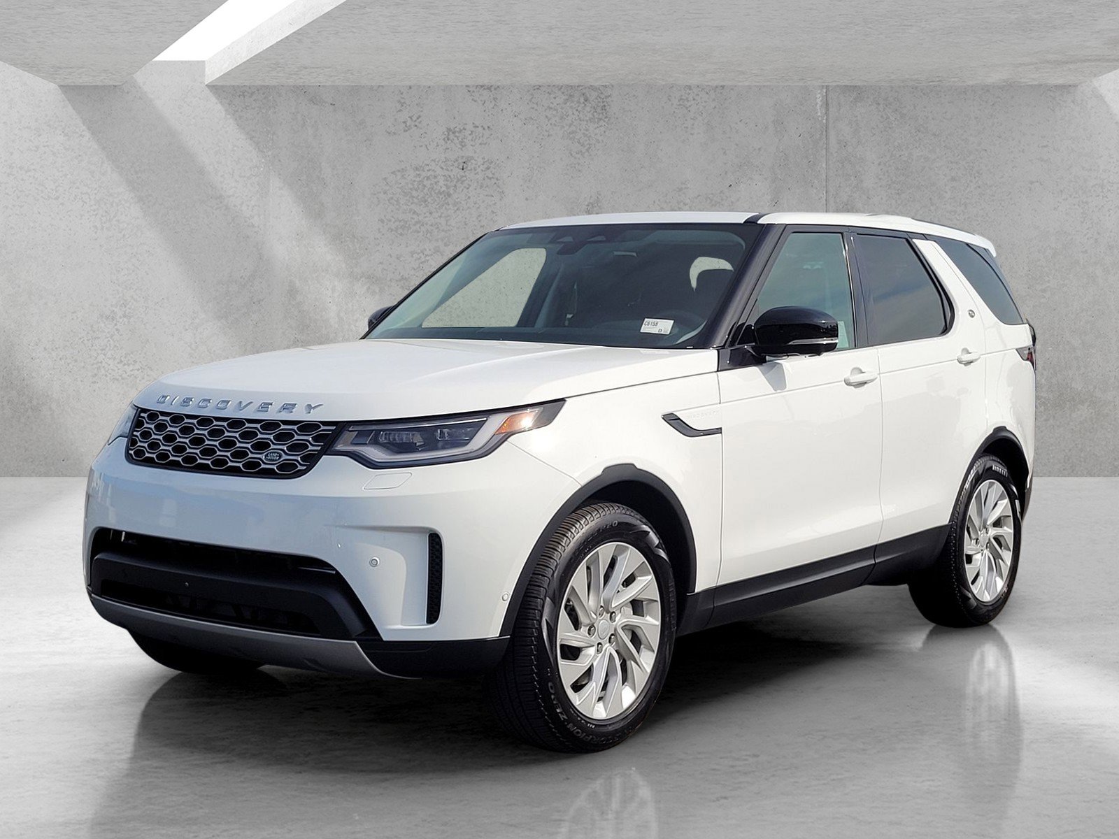 Used 2024 Land Rover Discovery S image 8