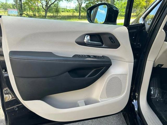 Certified 2024 Chrysler Pacifica Touring-L FWD image 15