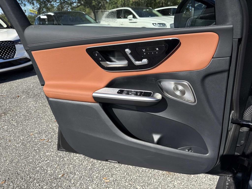 Used 2025 Mercedes-Benz GLC 300 4MATIC image 18