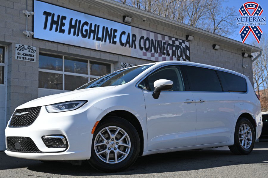 Used 2023 Chrysler Pacifica Touring-L FWD image 1