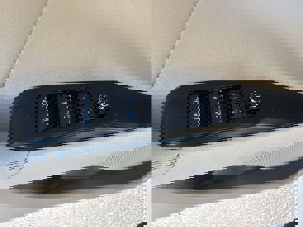 Used 2020 Toyota Camry XLE image 4