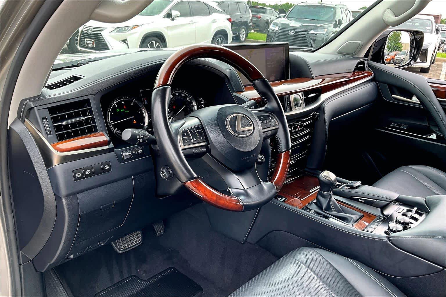 Used 2020 Lexus LX 570 4WD w/ Luxury Package image 15