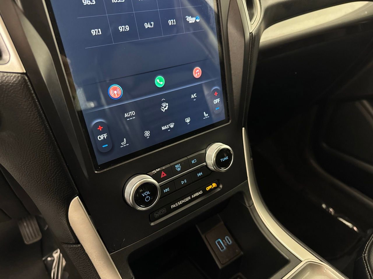 Used 2024 Ford Edge SEL image 17