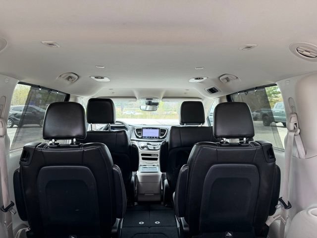 Used 2023 Chrysler Pacifica Touring-L FWD image 17