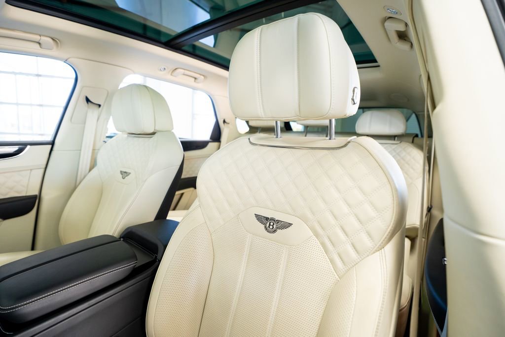 Used 2021 Bentley Bentayga Plug-In Hybrid image 35