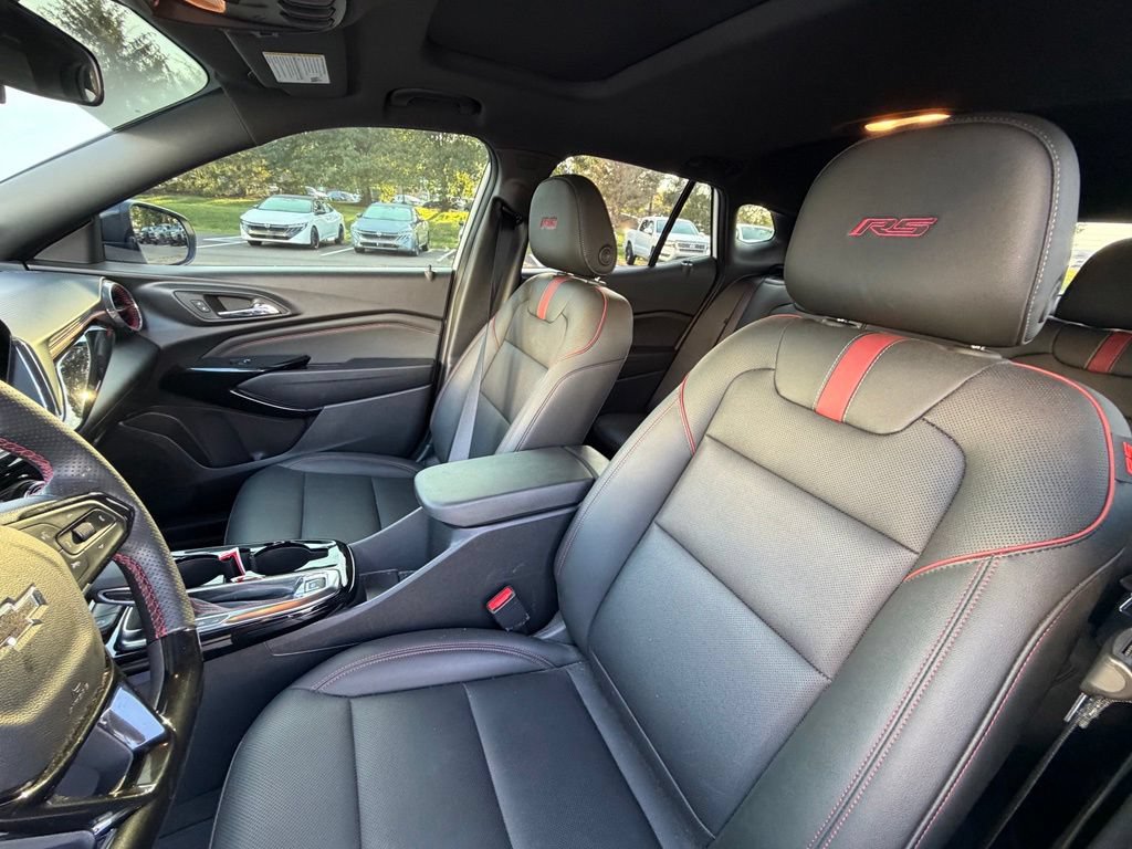 Used 2025 Chevrolet Trax RS w/ Sunroof Package FWD image 7
