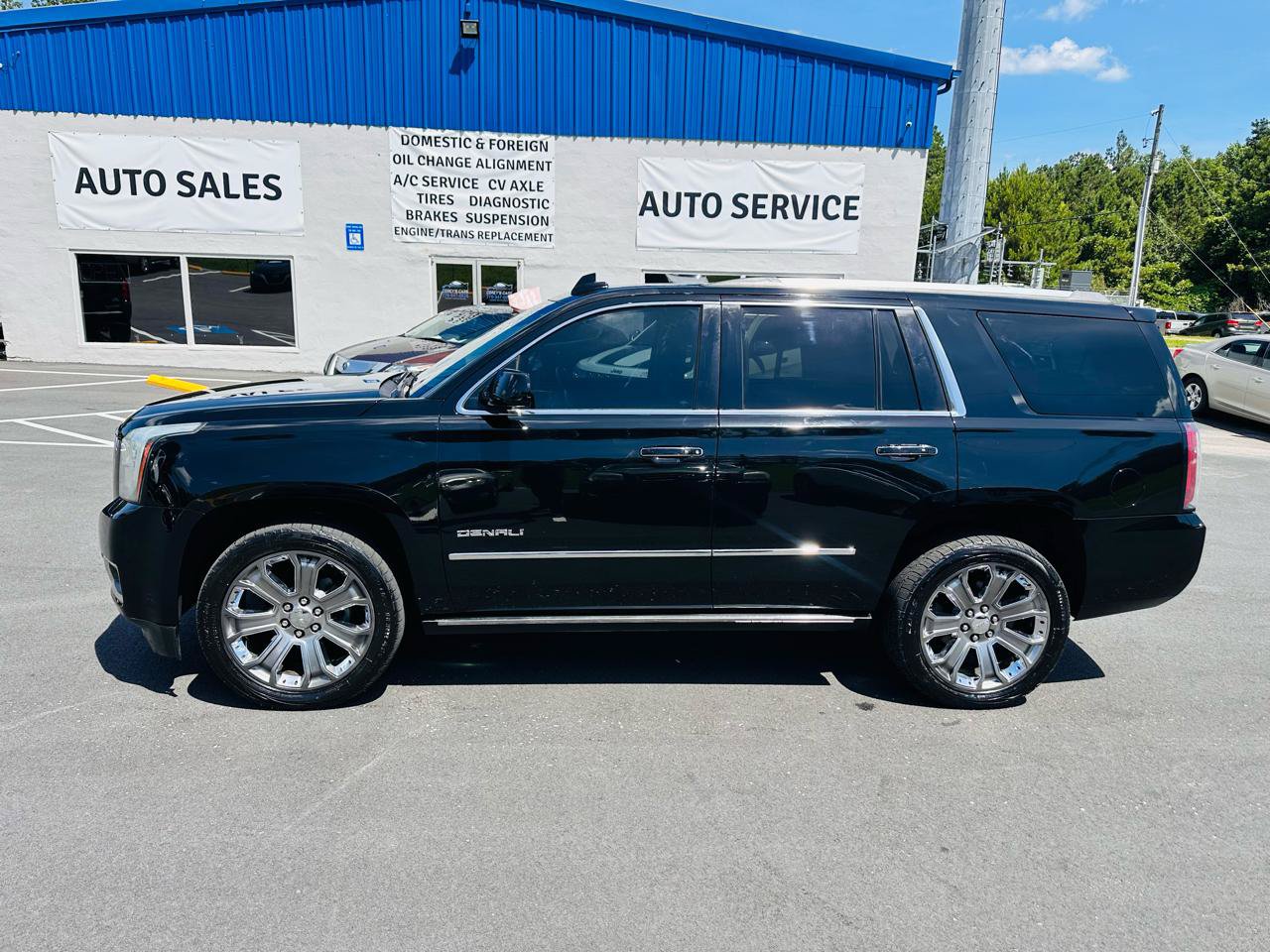 Used 2015 GMC Yukon Denali w/ Premium Package AWD/4WD image 2