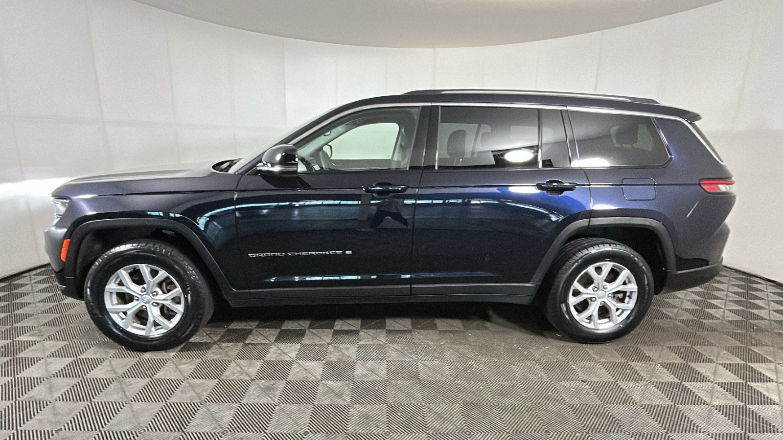 Used 2023 Jeep Grand Cherokee L Limited w/ Trailer Tow Group (B) AWD/4WD image 7