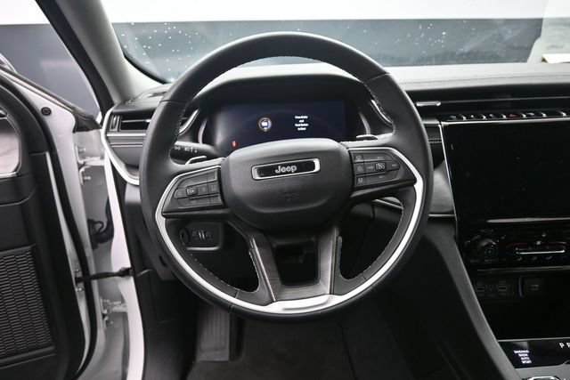 Used 2023 Jeep Grand Cherokee Limited w/ Black Appearance Package AWD/4WD image 19