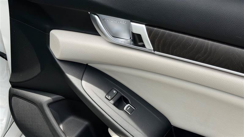 Used 2018 Honda Accord Touring image 35