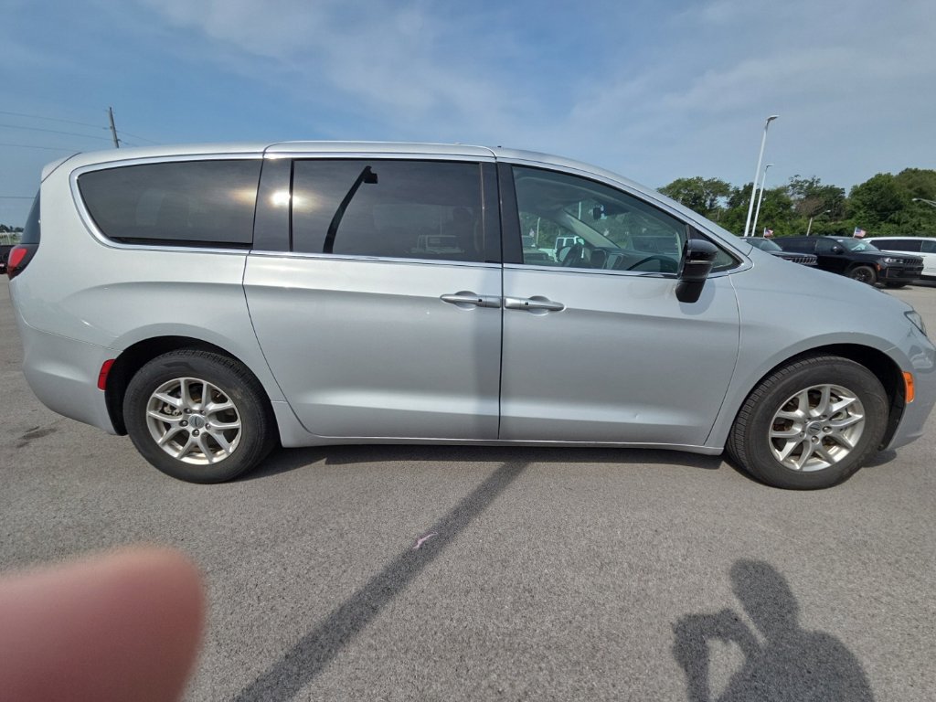 Used 2024 Chrysler Pacifica Touring-L FWD image 4