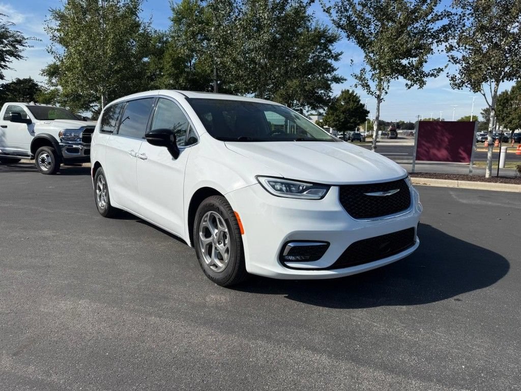 Used 2024 Chrysler Pacifica Limited FWD image 2
