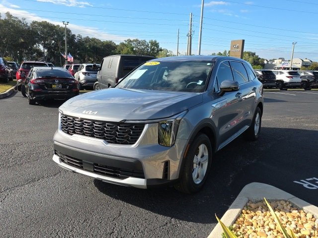 Used 2025 Kia Sorento LX image 2