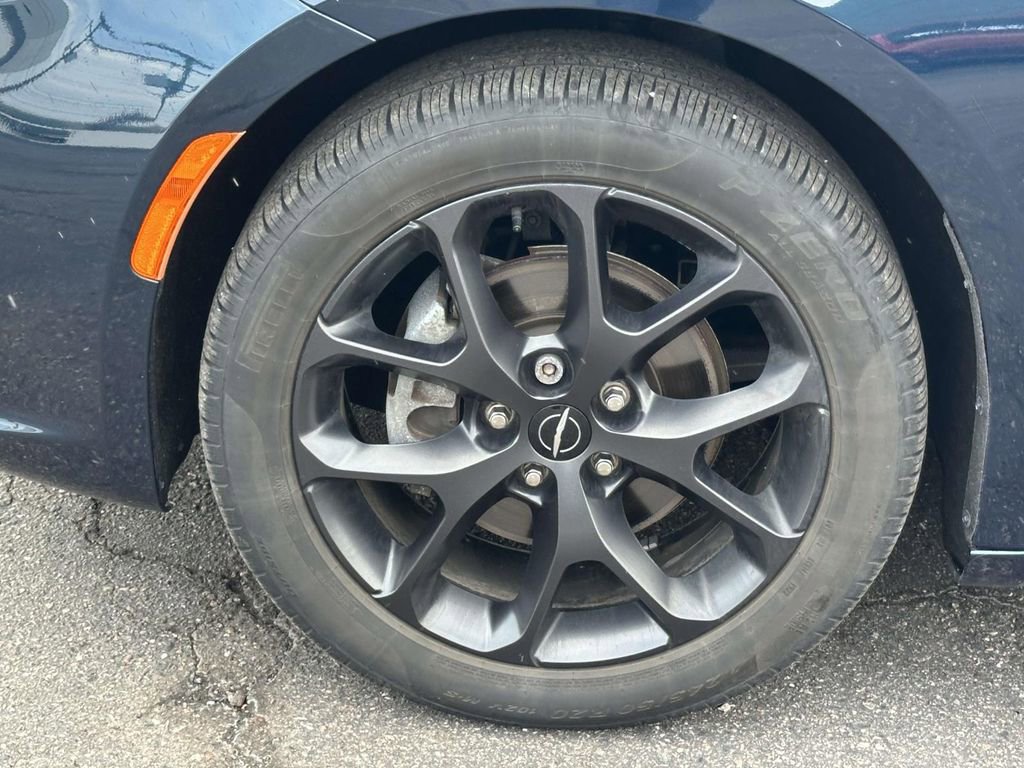 Used 2023 Chrysler Pacifica Touring-L w/ S Appearance Package FWD image 9
