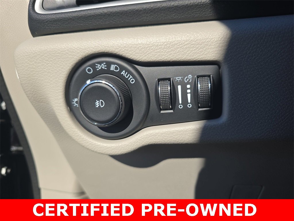 Used 2024 Chrysler Pacifica Touring-L image 27