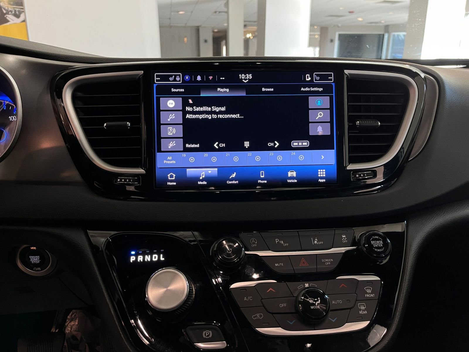 Used 2025 Chrysler Pacifica Select image 20