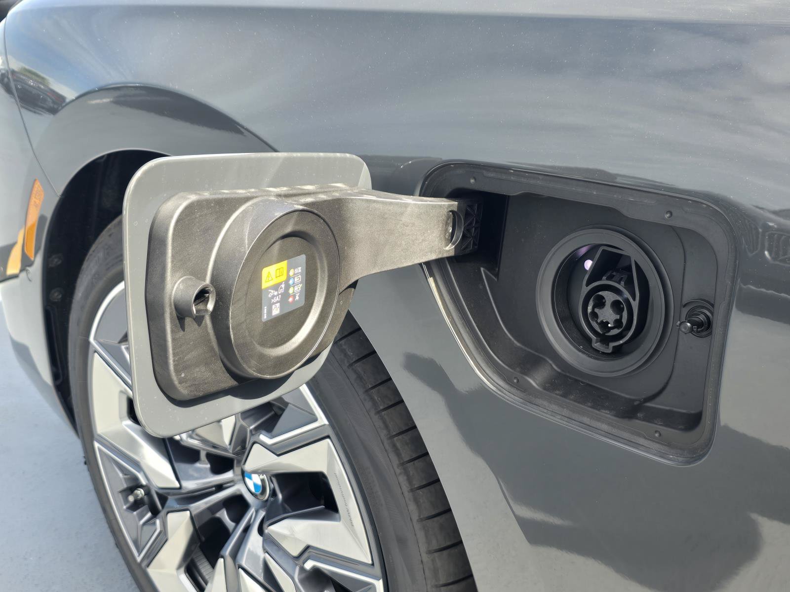 New 2026 BMW 750e xDrive w/ Premium Package AWD/4WD image 8